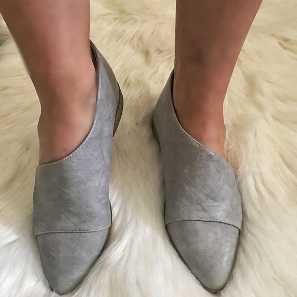 LAST 3️⃣ Vegan Leather Lt Gray Shank Flat - Picture 4 of 8